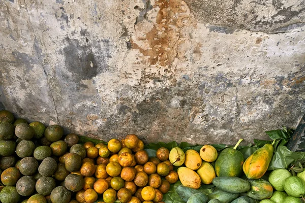 Az ázsiai utcai piacon fekvő trópusi gyümölcsök — Stock Fotó