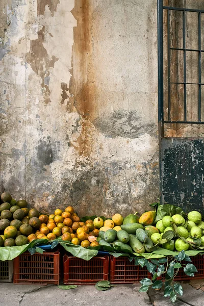 Fruta tropical deitada em caixas no mercado de rua asiático — Fotografia de Stock