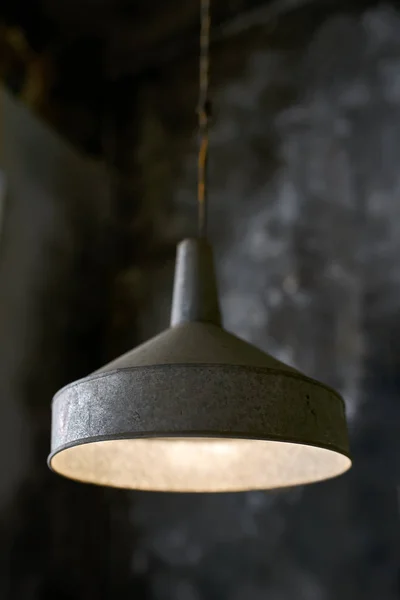 초라한 내부에 조명 오래된 램프를 매달려 — 스톡 사진