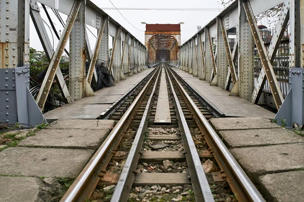 Vecchio ponte ferroviario con costruzioni in metallo arrugginito — Foto Stock