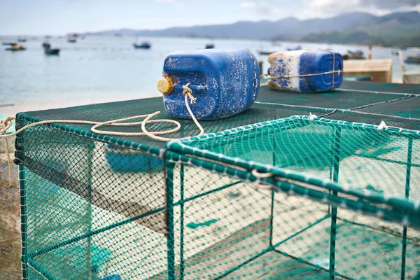 Gabbie di rete di aragosta sulla spiaggia di sabbia in Vietnam — Foto Stock