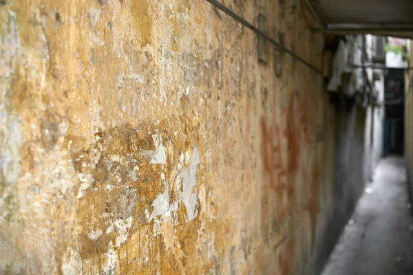 초라한 벽이있는 오래된 베트남 집의 외관 — 스톡 사진