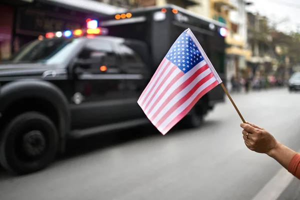 Cittadino con bandiera accoglie passaggio auto scorta diplomatico — Foto Stock