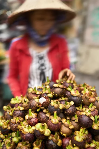 Egzotikus mangosztán az ázsiai utcai piac Vietnamban — Stock Fotó