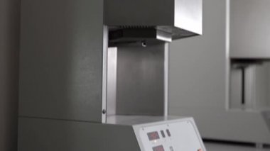 Laboratuvarda diş fırınında yakın çekim görünümü