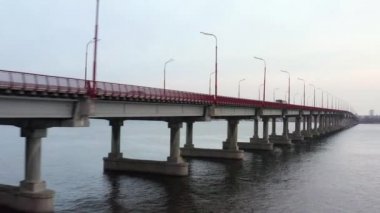 Nehir den trafik ile şehir köprüsünde görünüm