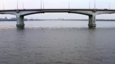 Nehir den trafik ile şehir köprüsünde görünüm