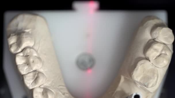 Close-upweergave tijdens scanproces in tandheelkundige 3D-scanner — Stockvideo