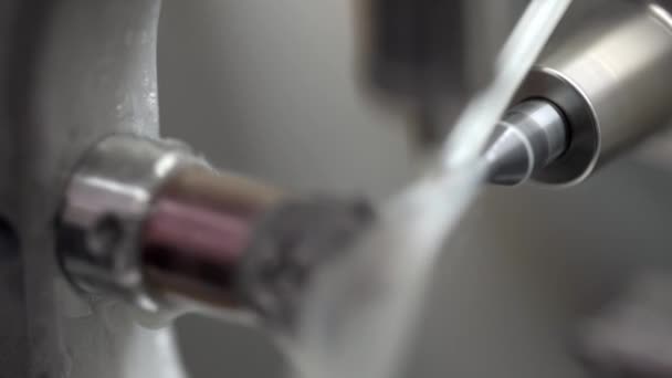 Ver en el proceso de tallado en fresadora dental — Vídeo de stock