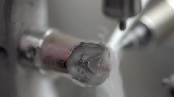 Взгляд на процесс резки в стоматологическом фрезерном станке — стоковое видео