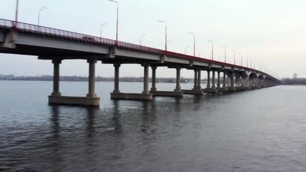 Vista na ponte da cidade com tráfego através do rio — Vídeo de Stock