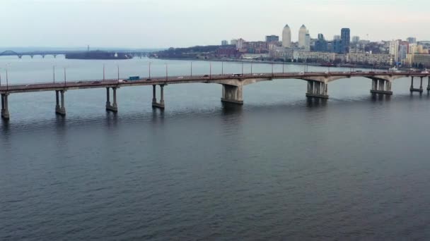 Paysage urbain avec pont avec circulation fluviale — Video