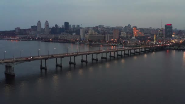 Aften bylandskab med bro med trafik gennem floden – Stock-video
