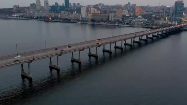 Večerní panoráma s mostem s provozem přes řeku — Stock video