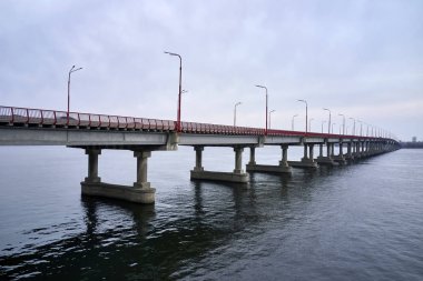Nehir den trafik ile şehir köprüsünde görünüm