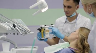 Klinikte diş hekimini ziyaret eden güzel kadın