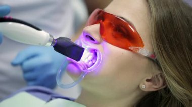 Diş kliniğinde güzel kadınlar diş beyazlatma