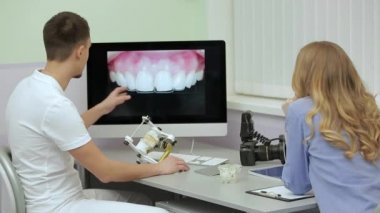 Profesyonel diş hekimi diş kliniğinde hasta alıyor