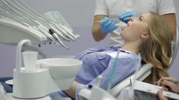 Szép Womans fogak vizsgálata fogászati klinikán — Stock videók
