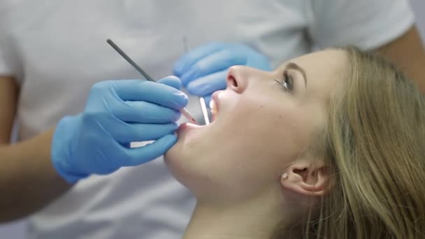 Belle donne denti esaminando in clinica dentale — Video Stock