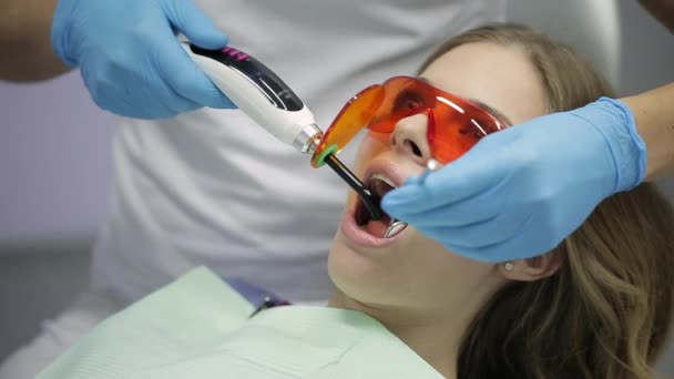 Pretty womans tratamiento de dientes en la clínica dental — Vídeo de stock