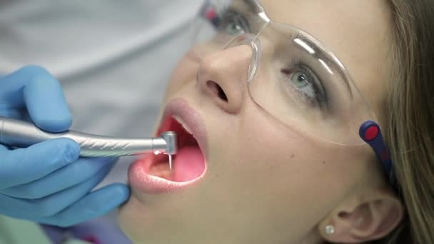 Mooie Womans tanden behandeling in de tandheelkundige kliniek — Stockvideo