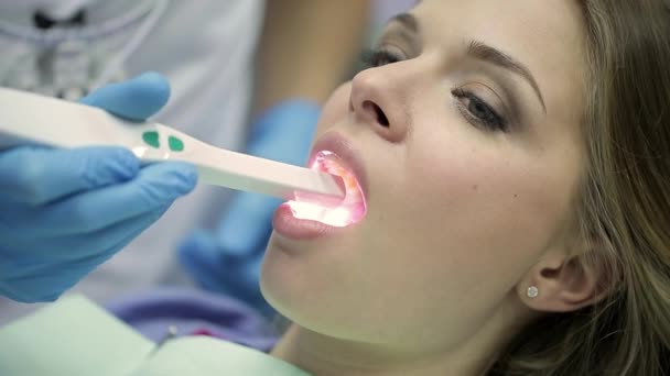 Ładne womans badania zębów w klinice stomatologicznej — Wideo stockowe