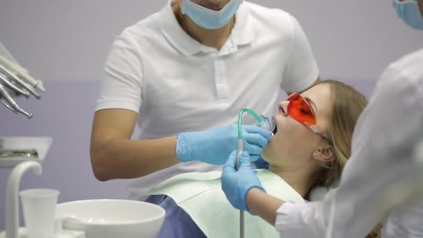 Лечение женских зубов в стоматологической клинике — стоковое видео