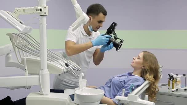 Bella donna visita il suo dentista in clinica — Video Stock