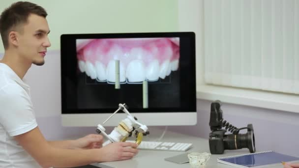 Medicul dentist profesionist primeste pacientul in clinica stomatologica — Videoclip de stoc
