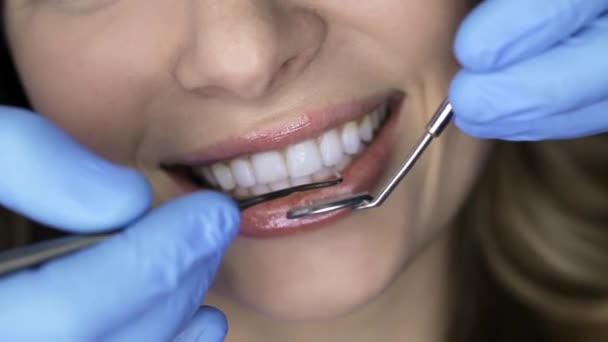 Pretty kvinnans tänder undersöker i Dental Clinic — Stockvideo