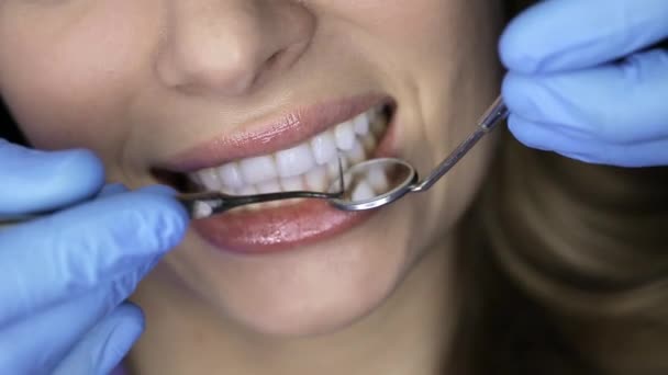 Hezké ženské zuby zkoumáním na zubní klinice — Stock video