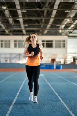 Kapalı stadyumda atletik sarışın kadın eğitim