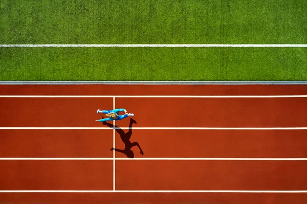 Mulher loira esportiva correndo no estádio aberto — Fotografia de Stock