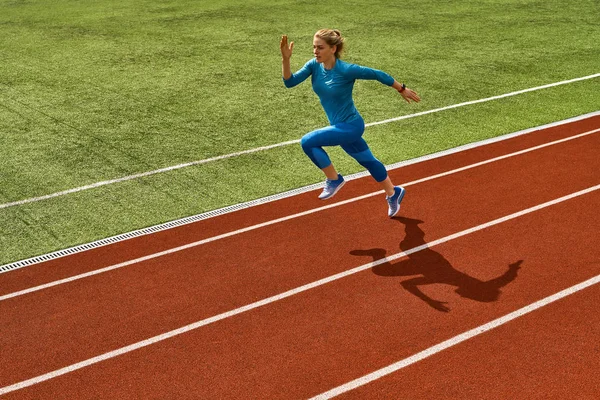 Açık stadyumda sportif sarışın kadın eğitim — Stok fotoğraf