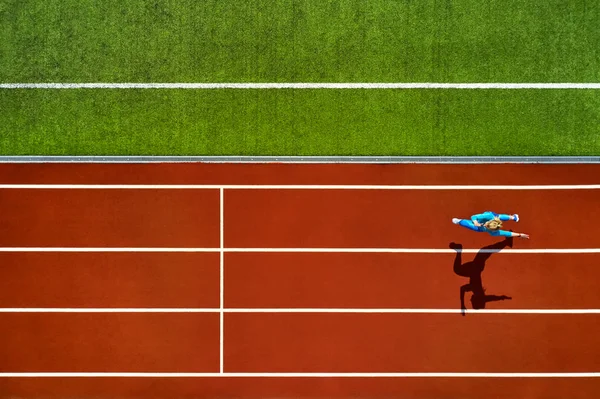 Mulher loira atlética correndo no estádio aberto — Fotografia de Stock