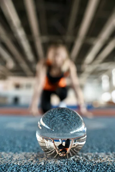 Reflexão da mulher esportiva na bola de vidro durante seu treinamento — Fotografia de Stock
