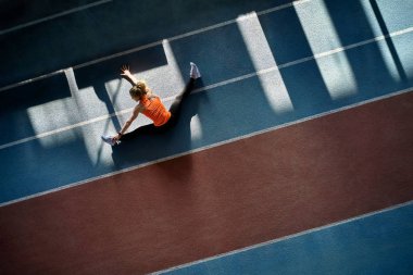 Kapalı stadyumda sportif sarışın kadın eğitim