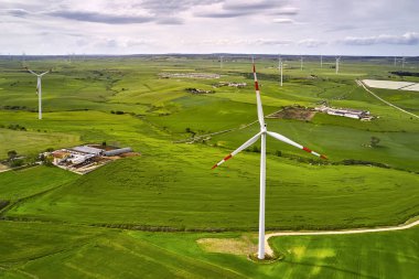 Birçok rüzgar jeneratörleri ve binalar ile büyük alan