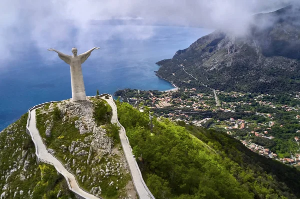 View at green hill with statue in Maratea town in Italy — Stock Photo, Image