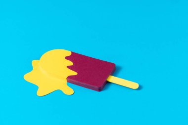 İzole arka plan üzerinde çok renkli el yapımı dondurma kağıt kavramı