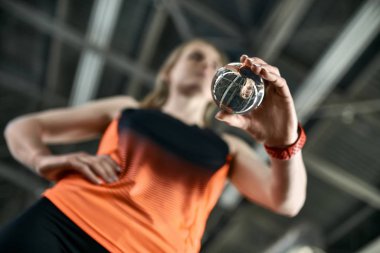 Sportif sarışın kadın kapalı stadyumda poz