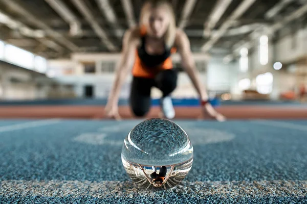 Odbicie Sportive Kobieta w szklanej kuli podczas jej treningu — Zdjęcie stockowe