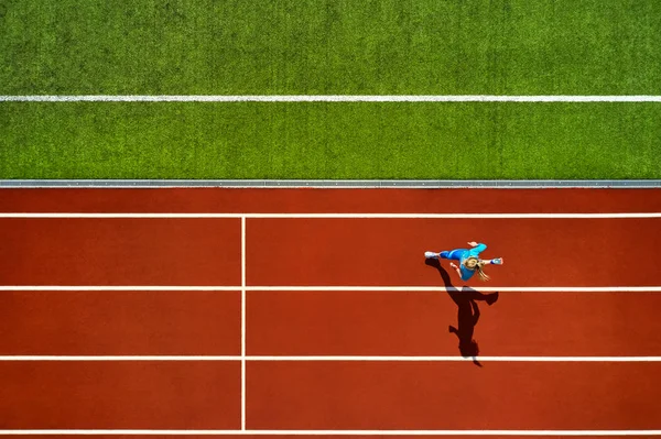 Deportiva mujer rubia corriendo en el estadio abierto — Foto de Stock