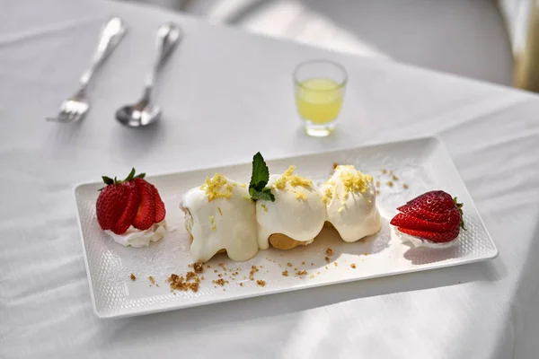 Appetitliches Dessert mit Erdbeeren und frischem Getränk — Stockfoto