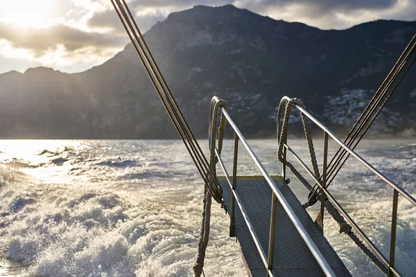 İtalya'da Positano kasabasının sahil şeridigüneşli arka plan üzerinde Tekne gangway — Stok fotoğraf