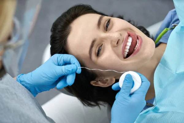 Mooie Womans tanden behandeling in de tandheelkundige kliniek — Stockfoto