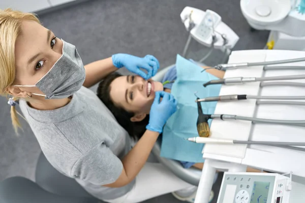 Pretty womans limpieza de dientes en clínica dental — Foto de Stock