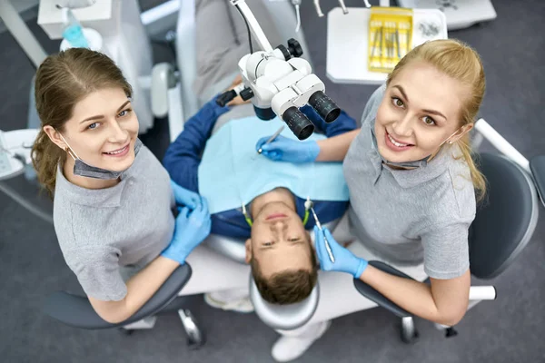 Fiatal Mans fogápolás fogászati klinikán — Stock Fotó
