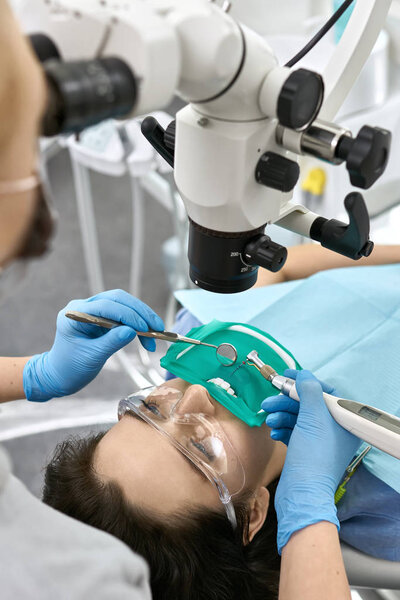 Лечение женских зубов в стоматологической клинике
